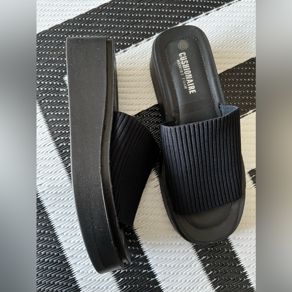Cushionaire Women's Black Ribbed Platform Slides
